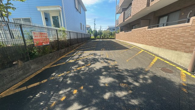 エステート末広の駐車場