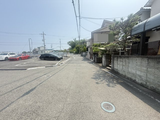 貝塚市麻生中　中古戸建の前面道路含む現地写真|前面道路約6mでゆったり広々♪