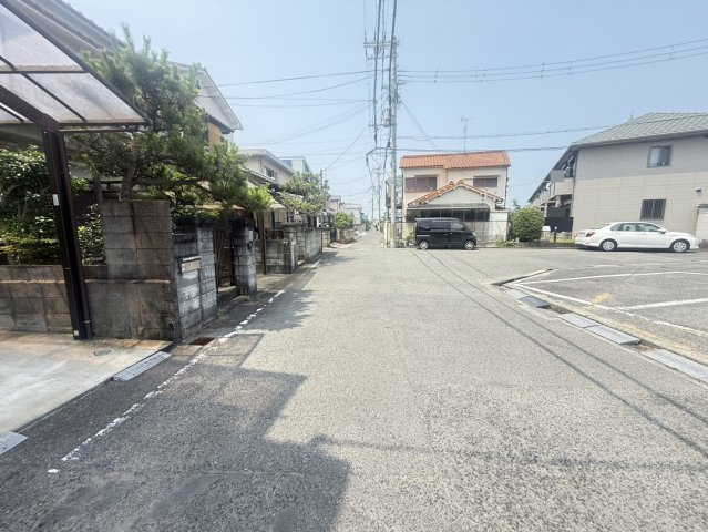 貝塚市麻生中　中古戸建の前面道路含む現地写真|前面道路約6mでゆったり広々♪