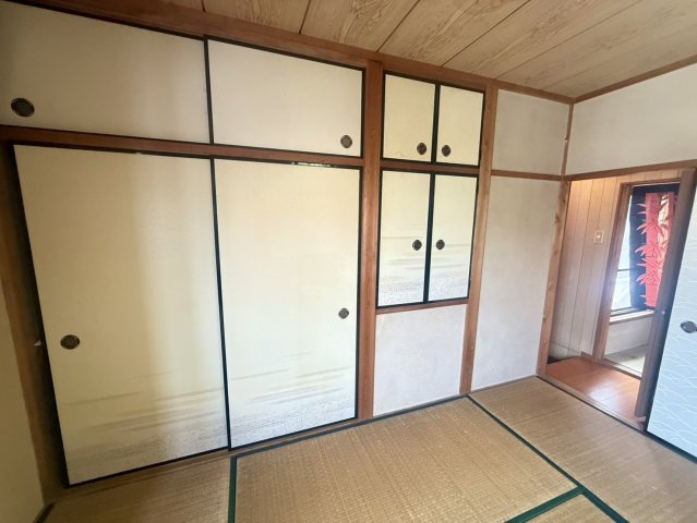 貝塚市麻生中　中古戸建の収納|2階和室。　お布団や季節家電等、たっぷり収納できます！