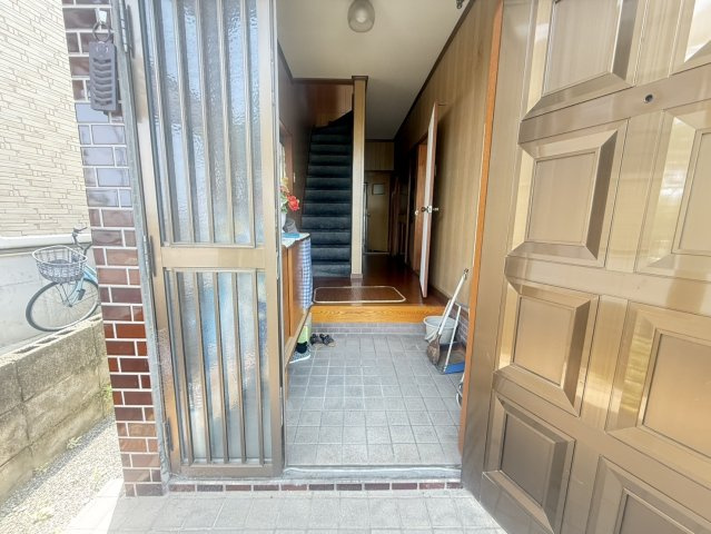 貝塚市麻生中　中古戸建の玄関|広々開放的な玄関スペース。