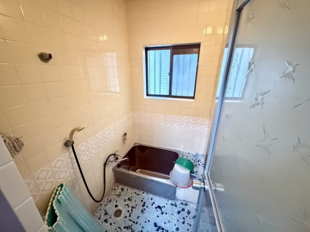 貝塚市麻生中　中古戸建の浴室|大変綺麗にお使いです♪　小窓もあり換気も出来ます！