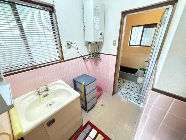 貝塚市麻生中　中古戸建の洗面所|大きな窓があり、明るくしっかり換気も出来ます♪