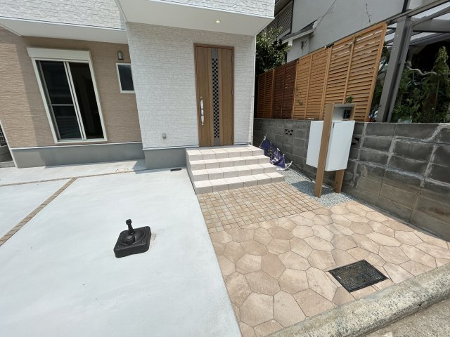 明石市朝霧町３丁目戸建の玄関