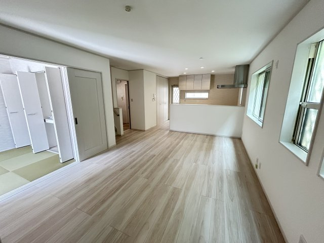 明石市朝霧町３丁目戸建の居間・リビング
