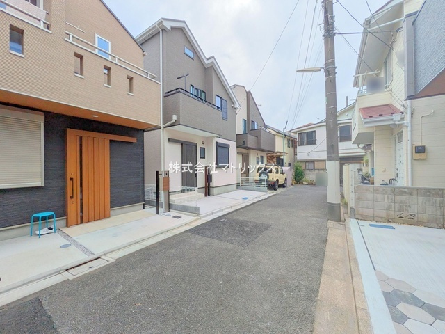 練馬区西大泉1丁目　南道路×陽当り良好　コンパクト邸宅の前面道路含む現地写真