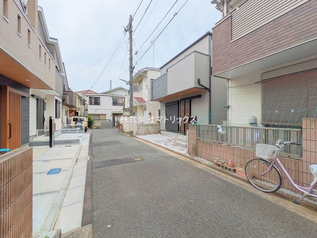 練馬区西大泉1丁目　南道路×陽当り良好　コンパクト邸宅の前面道路含む現地写真