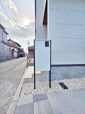 【設備】 | 知多市八幡荒井　２号棟 | 宅配ボックスつき機能門柱