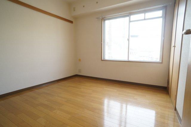 ノイハウス宝塚の洋室|参考、同建物・反転間取りの号室
