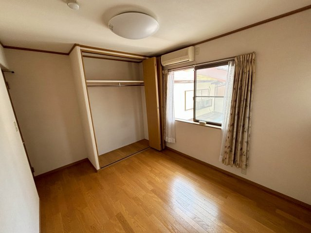 和歌山市　関戸4丁目の洋室|【2F】5.2帖の洋室です。クローゼットはハンガーなどかける収納が可能☆