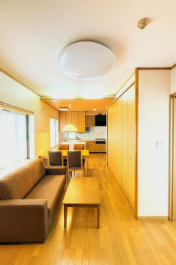 和歌山市　関戸4丁目の居間・リビング|LDK11.2帖です。壁面に収納スペースがあります。
家具はイメージとして載せています。
実際家具はありません。