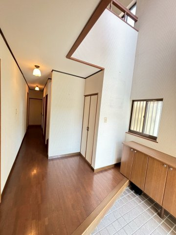 和歌山市　関戸4丁目の玄関|上部吹抜で明るく開放的な玄関です。ホールに収納があります。