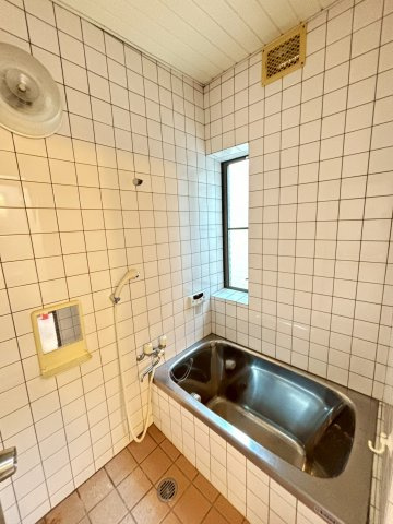 和歌山市　関戸4丁目の浴室|浴室です。全面タイルのレトロでおしゃれな浴室です。
