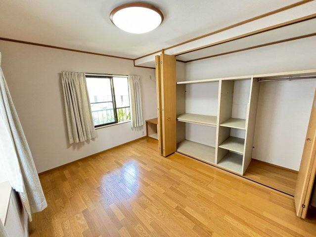 和歌山市　関戸4丁目の洋室|【2F】6.5帖の洋室にたっぷりの収納スペースがあります。収納スペース(大)の扉は、スライド可能な折れ戸になっています。角部屋で2ヶ所からの採光があり明るく子供部屋にもおススメです！