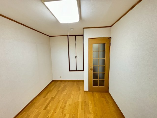 和歌山市　関戸4丁目の収納|【2F】5.5帖の納戸です。小さいですが収納スペースもあり。大きなクローゼットや趣味のお部屋としてもオススメです♪天井に隠された梯子から屋根裏部屋に上がれるようになっています。