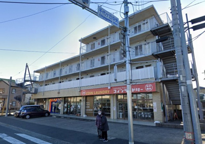 【外観】 | ヴィラ・オオニシ店舗 | 「新百合ヶ丘」駅にアクセス可能な最寄りバス停まで徒歩1分♪鉄筋コンクリート造の店舗用物件♪