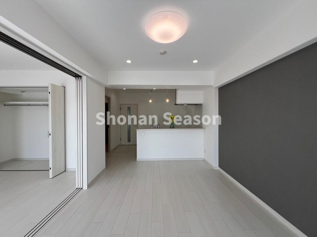 【居間・リビング】 | リビング繋がりの洋室の間仕切りを開放すれば、一体利用が可能です♪　
ゲストを招きやすくなりますよ。