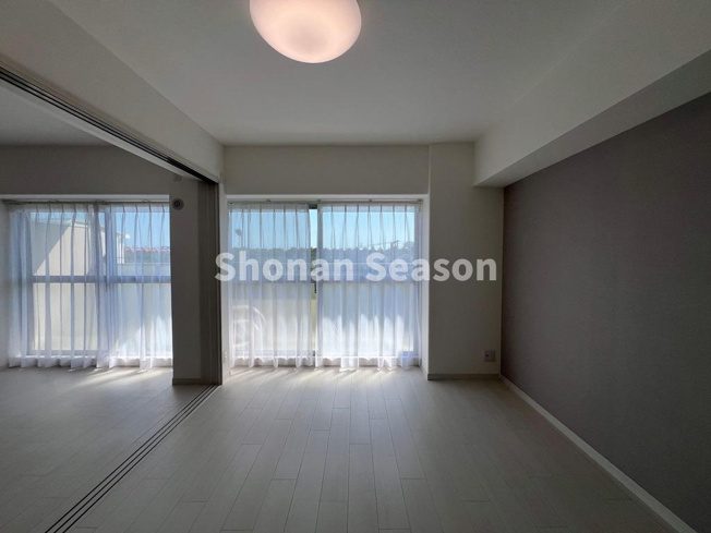 【居間・リビング】 | より良い眺望が望める地上７階建て４階部分！陽光が降り注ぎます♪