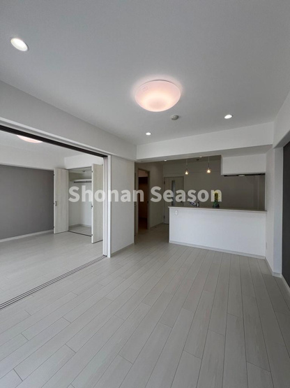 【居間・リビング】 | リビングには、広がる空間に目が行き届く対面キッチンを配置しました♪
お料理しながら会話も楽しめますよ。