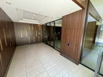 【エントランス】 | シャルマンフジ堺シティフロント | イズミヤまで徒歩６分♪デイリーカナートまで徒歩８分♪業務スーパーまで徒歩９分♪毎日のお買い物に便利ですね！その日の特売日などでスーパーを選べますね♪