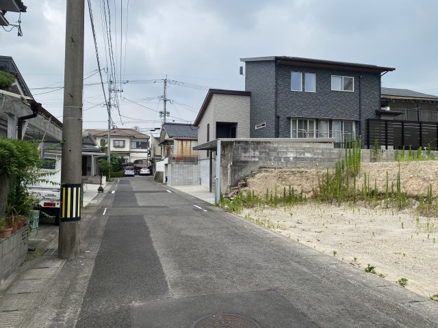 西伊敷6丁目　売地の前面道路含む現地写真|落ち着いた住宅街の一画です。
