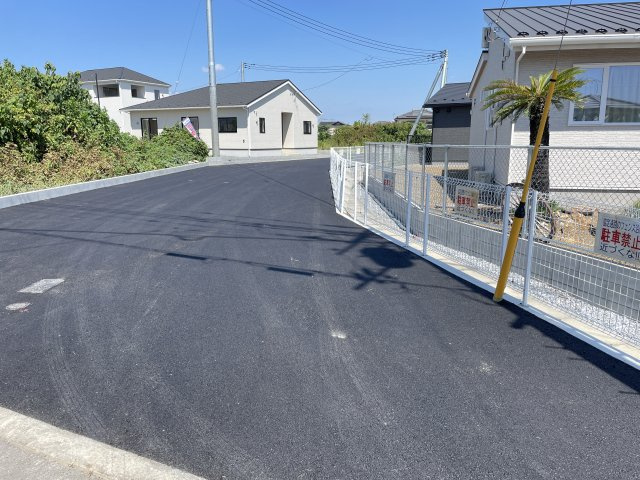 藤岡市本郷第2（全2棟）1号棟の前面道路含む現地写真