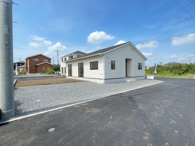 藤岡市本郷第2（全2棟）1号棟の外観|ナチュラルで飽きの来ないデザインは流行に左右されない家の形です。外構も綺麗に仕上がっています(^▽^)/
