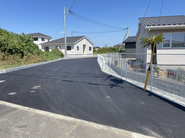 藤岡市本郷第2（全2棟）1号棟の前面道路含む現地写真