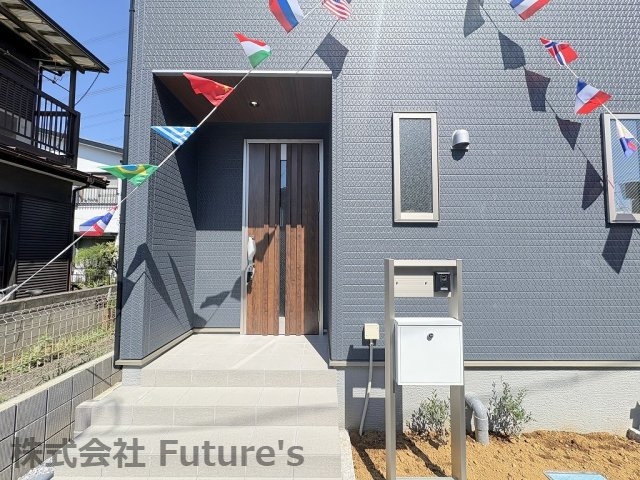 吉川市栄町　新築戸建　全1棟のエントランス|玄関アプローチです