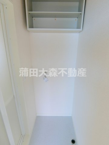諏訪コーポ蒲田の設備|棚収納付きの洗濯機置き場
