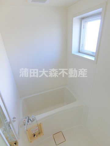 諏訪コーポ蒲田の浴室|窓付きのバスルーム　お風呂