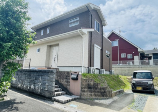 【外観】 | 宗像市広陵台３丁目 | 約76坪の広い敷地にゆったり専用庭付き！
1階は電動シャッター付きで防犯面でも安心です