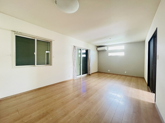 【居間・リビング】 | 宗像市広陵台３丁目 | リビングは落ち着いたグレーのアクセントクロスを採用！家具や照明と相性のいい色合いです◎