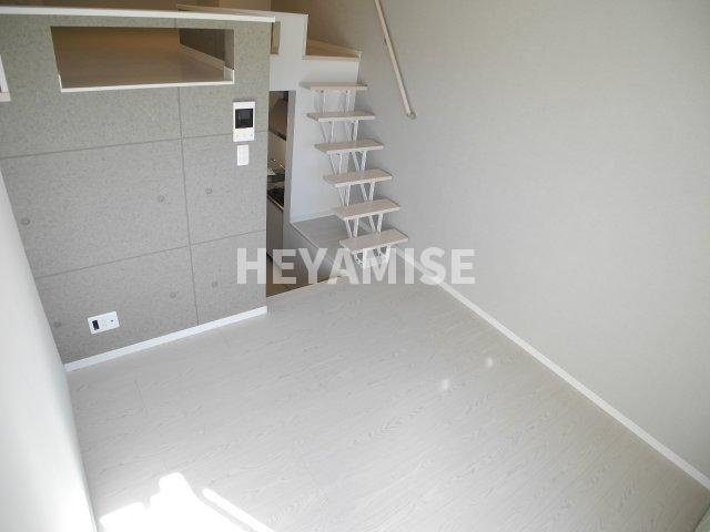 modern palazzo貝津GRASSEの居間・リビング