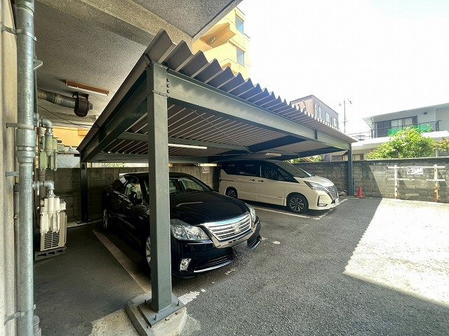 菅原大発マンションの駐車場