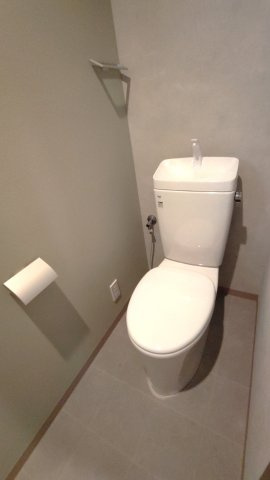 東大阪市西岩田1丁目　中古戸建のトイレ