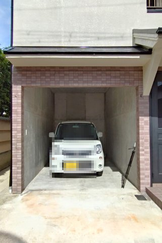 東大阪市西岩田1丁目　中古戸建の駐車場