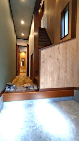 東大阪市西岩田1丁目　中古戸建の玄関