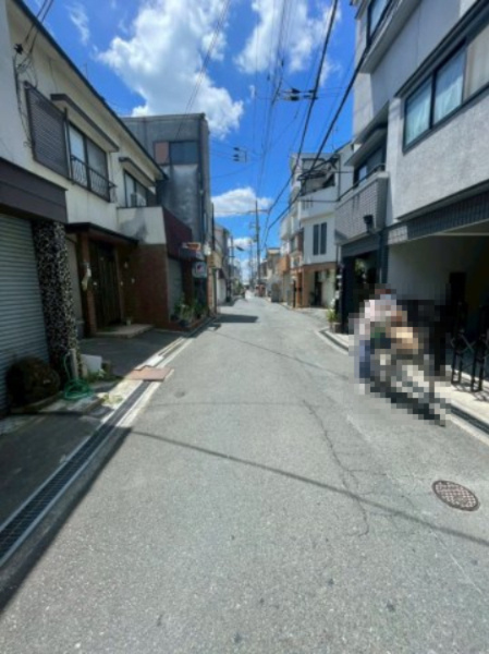 寝屋川市春日町の前面道路含む現地写真