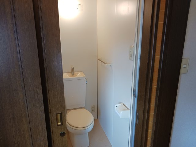 熊本市東区健軍４丁目の中古一戸建のトイレ|落ち着いたトイレです