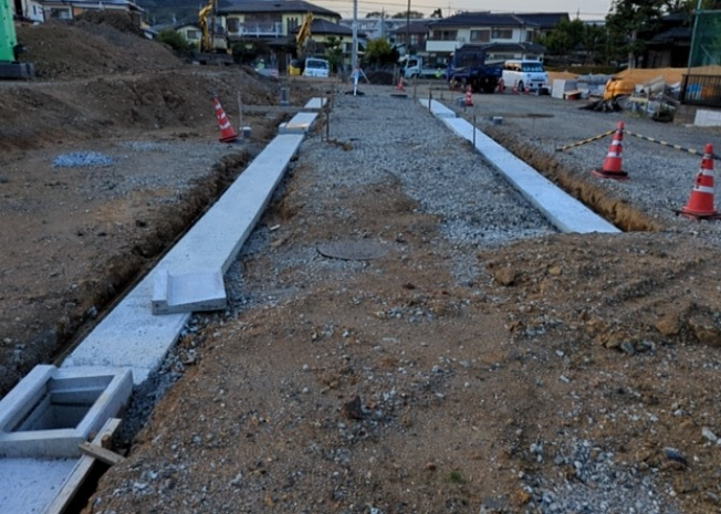 【外観】 | 土地購入を検討されている場合、境界杭がない状態で購入してしまうと境界確定測量をする必要があり、費用がかかります。購入の前に、売主、隣土地所有者立ち合いのもと境界を確定し境界杭を設置するのがベストです。