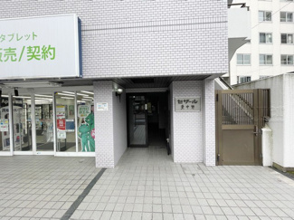 【エントランス】 | お客様を、そして住人を出迎えてくれるマンションのエントランス。ゴミが落ちていないことからも、管理状態の良さや住民の節度の高さが見て取れます。～即日のご見学可能～　お問合せはお気軽にどうぞ。