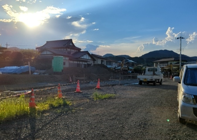 【外観】 | 現地に行くなら、物件の周囲の地形がどうなっているかを見ることも大切です。周辺より低くなっている土地では、大雨などで水が集まりやすいため、地盤が弱くなっているということも考えられるため、注意が必要です。