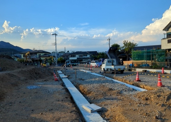 【外観】 | 土地購入を検討されている場合、境界杭がない状態で購入してしまうと境界確定測量をする必要があり、費用がかかります。購入の前に、売主、隣土地所有者立ち合いのもと境界を確定し境界杭を設置するのがベストです。