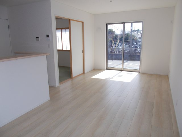 クレイドルガーデン前橋市粕川町女渕第２　１号棟の居間・リビング|カウンターキッチンなのでお料理をしながら会話もできます。
夕食の支度をしながら、お子様の様子も見られて自然と会話も増えますよ♪
