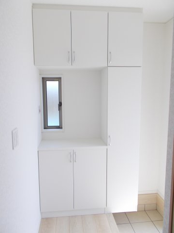 クレイドルガーデン前橋市粕川町女渕第２　１号棟の玄関|収納もある玄関です