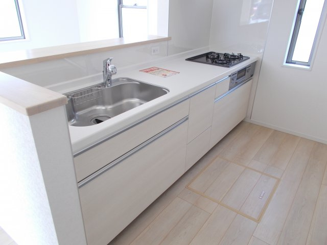 クレイドルガーデン前橋市粕川町女渕第２　１号棟のキッチン|人気のカウンターキッチン採用です☆
コンロも３口ご用意しています！調理スペースも広くストレスなくお料理できます。
浄水器つきなので美味しいお水も飲めますよ♪
収納も沢山ご用意しています。