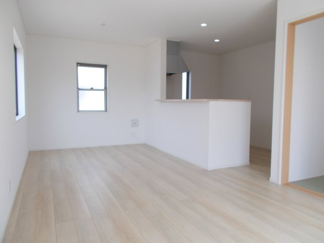 クレイドルガーデン前橋市粕川町女渕第２　１号棟の居間・リビング|人気の対面式キッチンを配した空間はお好みの家具も合わせやすく、家族がくつろぐ快適な空間造りをサポート。窓からは明るい陽光が差し込みます。