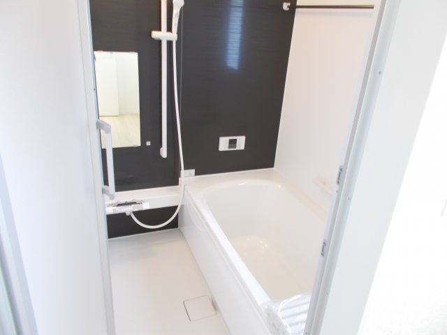 クレイドルガーデン前橋市粕川町女渕第２　１号棟の浴室|１坪タイプのフルオートバスです！
足を延ばして入れる広さなので一日の疲れも癒されますよ♪
室内物干しや浴室乾燥機もあるのでお天気の悪い日にはランドリースペースとしてもご利用できます！