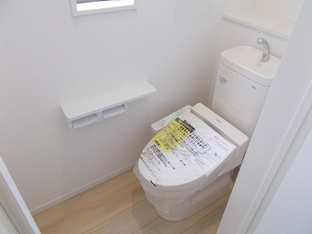 クレイドルガーデン前橋市粕川町女渕第２　１号棟のトイレ|2階トイレです。清潔感のある白を基調としています。